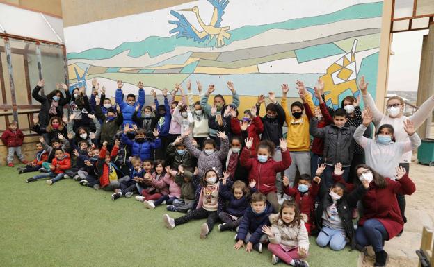 El colegio de Esguevillas intenta 'fichar' a cuatro alumnos para no perder una maestra