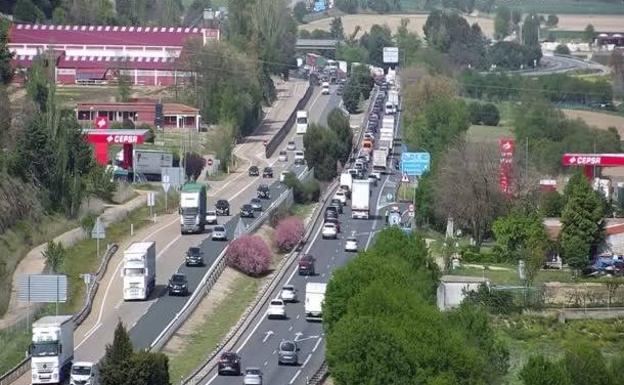 Tres kilómetros de retenciones en la A-62 en Simancas al inicio de la operación salida