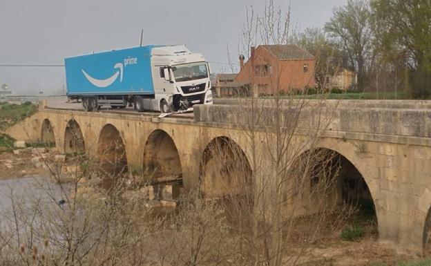 Un camión se atasca y daña parte del puente del siglo XVII en Población de Campos