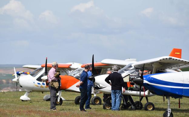 Herrera se concentra contra las líneas de alta tensión que perjudican al aeródromo y al Canal de Castilla