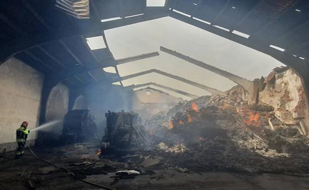 Un incendio destruye una nave agrícola en Bustillo de la Vega