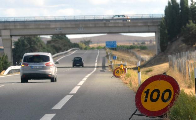 Un vehículo causa el pánico al circular en dirección contraria por la A-6 entre Medina y Rueda