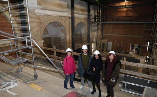 Ladrillos de tierra prensada para hacer un teatro en una iglesia