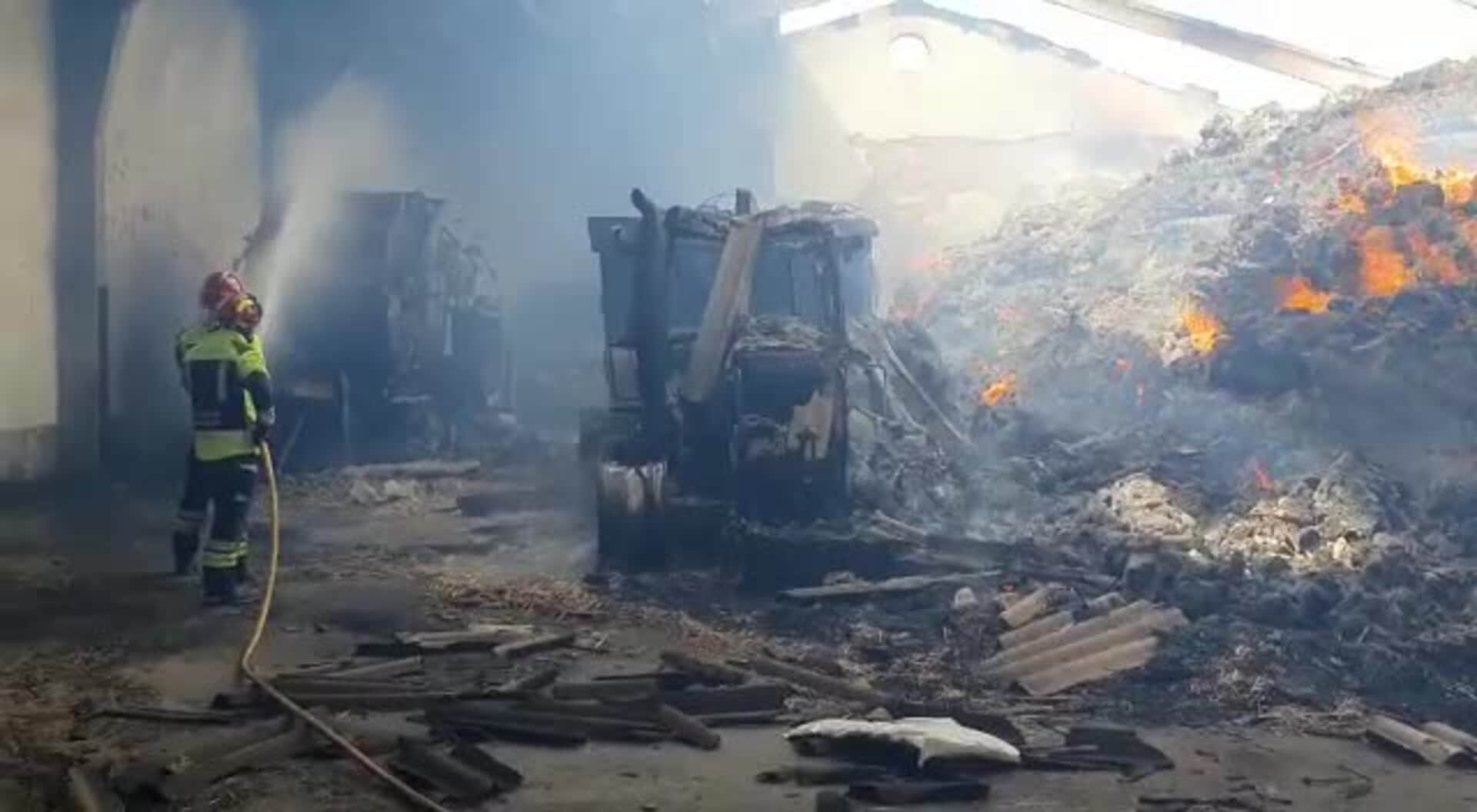 El fuego destruye una nave agrícola en un pueblo de Palencia