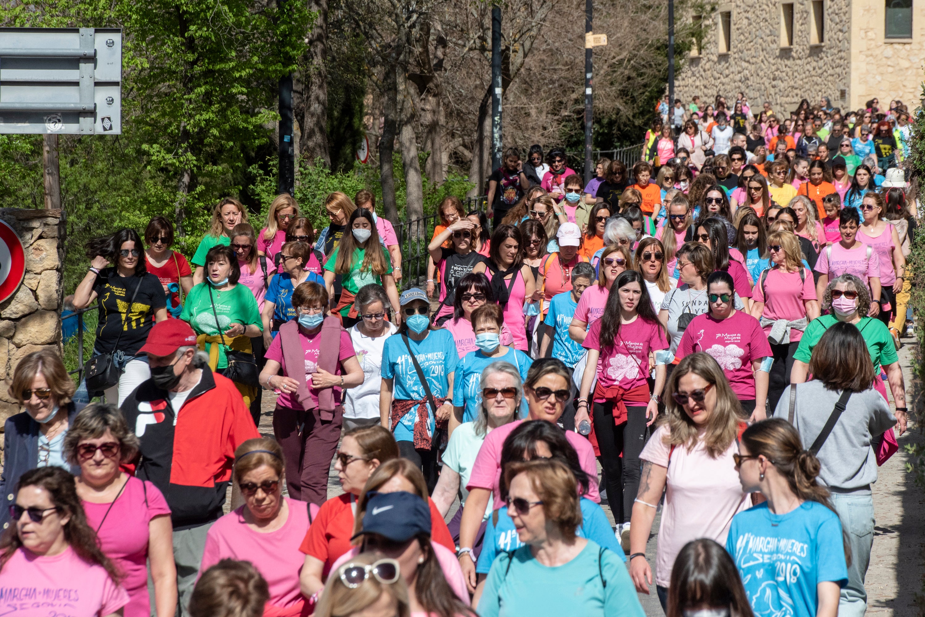 Cerca de 2.000 personas participan en la Marcha de Mujeres