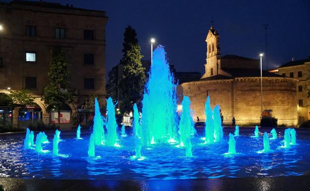 La fuente de la Puerta de Zamora se ilumina este lunes de color azul por el Día Contra el Acoso Escolar