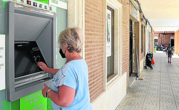 Un autobús llevará atención bancaria y un cajero automático a 68 municipios de Palencia