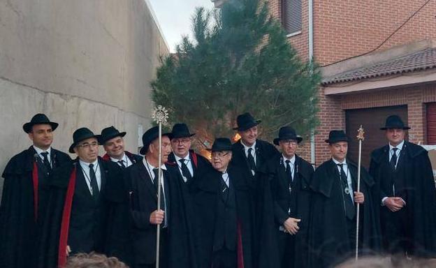 La quema del árbol abre las celebraciones de la Cofradía del Pino en Olmedo