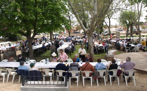 Pedrajas de San Esteban celebra el Día de los Mayores con concierto y paella