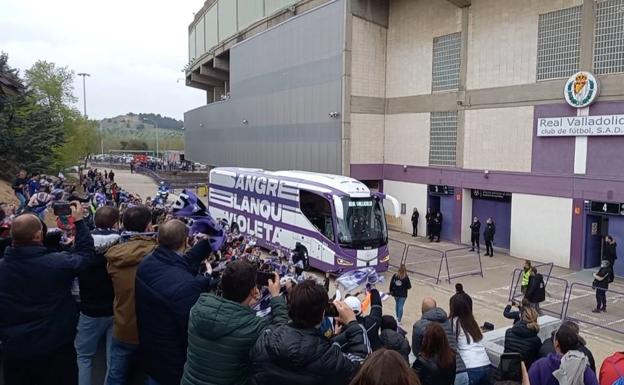 Cientos de aficionados blanquivioletas marcan el primer gol en el recibimiento al Real Valladolid