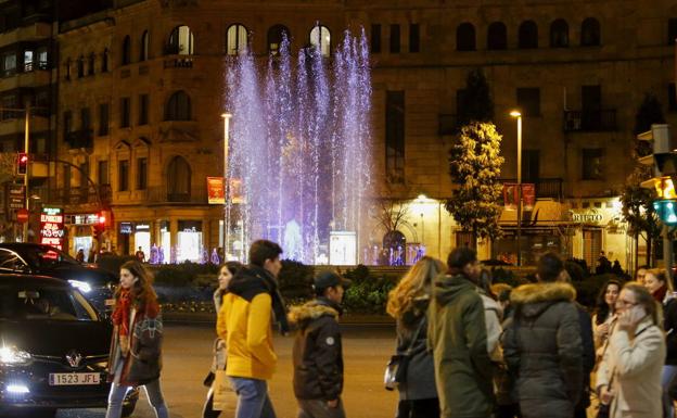 La fuente de la Puerta de Zamora se ilumina este jueves de azul por el Día Mundial de la Hipertensión Pulmonar