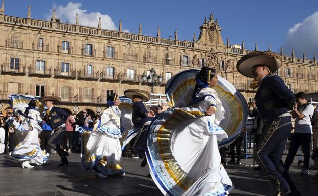 Mariachis y bailarines mexicanos ponen música y colorido al centro de Salamanca