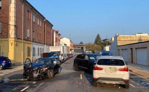 Dos menores resultan heridos en un accidente entre tres vehículos en Burgos