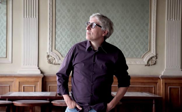 David Trueba ahonda desde el documental en las vidas de Pujol y la reina Sofía