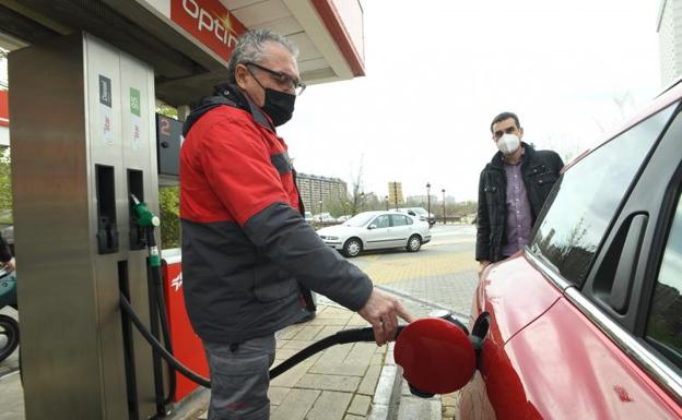 La elección de gasolinera permite ahorrar hasta 18 euros por depósito