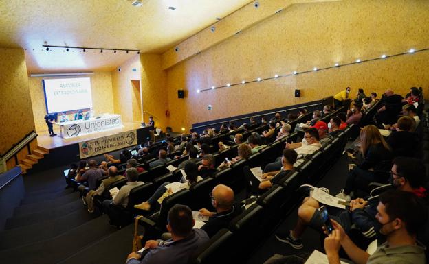 Asamblea vital para Unionistas con el césped natural del Reina y su futuro como claves