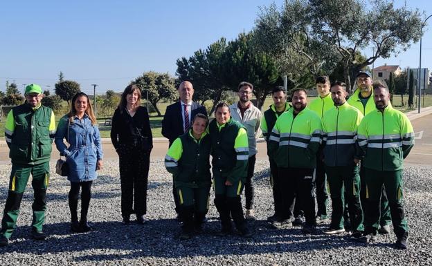 El gerente del Ecyl y el alcalde visitan a los alumnos del programa de jardinería de Carrascal de Barregas