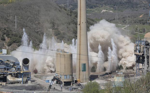 Vuelan las torres de refrigeración de la central térmica de La Robla, en León