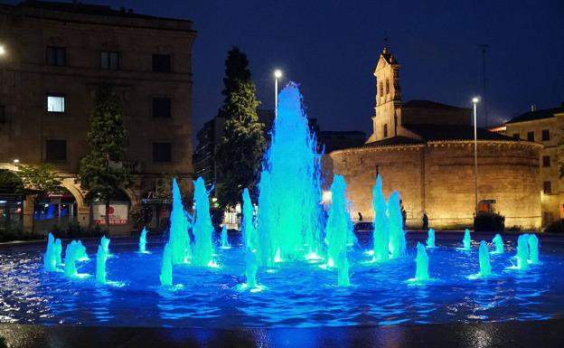 La fuente de la Puerta de Zamora se ilumina este domingo de rojo por el Día Mundial de la Cruz Roja