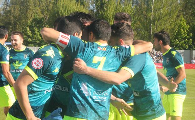 El Atlético Tordesillas obra otro milagro