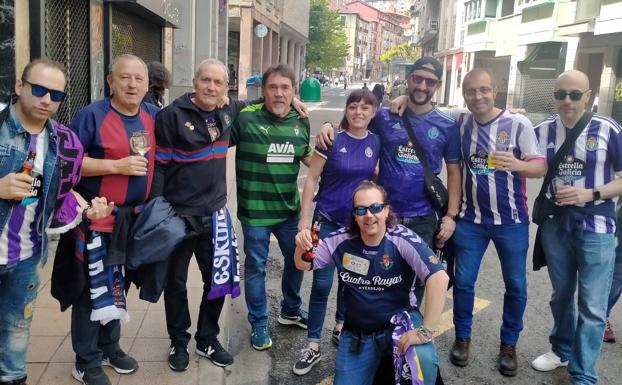 Ambiente sano y hermanamiento entre las aficiones blanquivioleta y azulgrana en el centro de Eibar