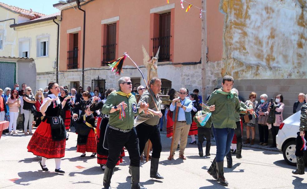 Los hornilleros danzan a San Miguel Arcángel