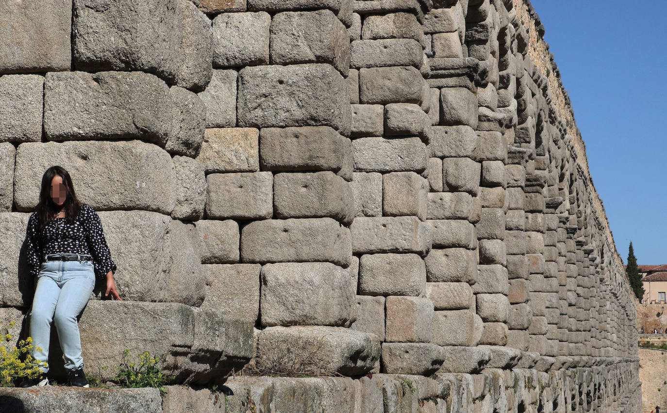 La Policía Local multa a dos personas por escalar el Acueducto de Segovia