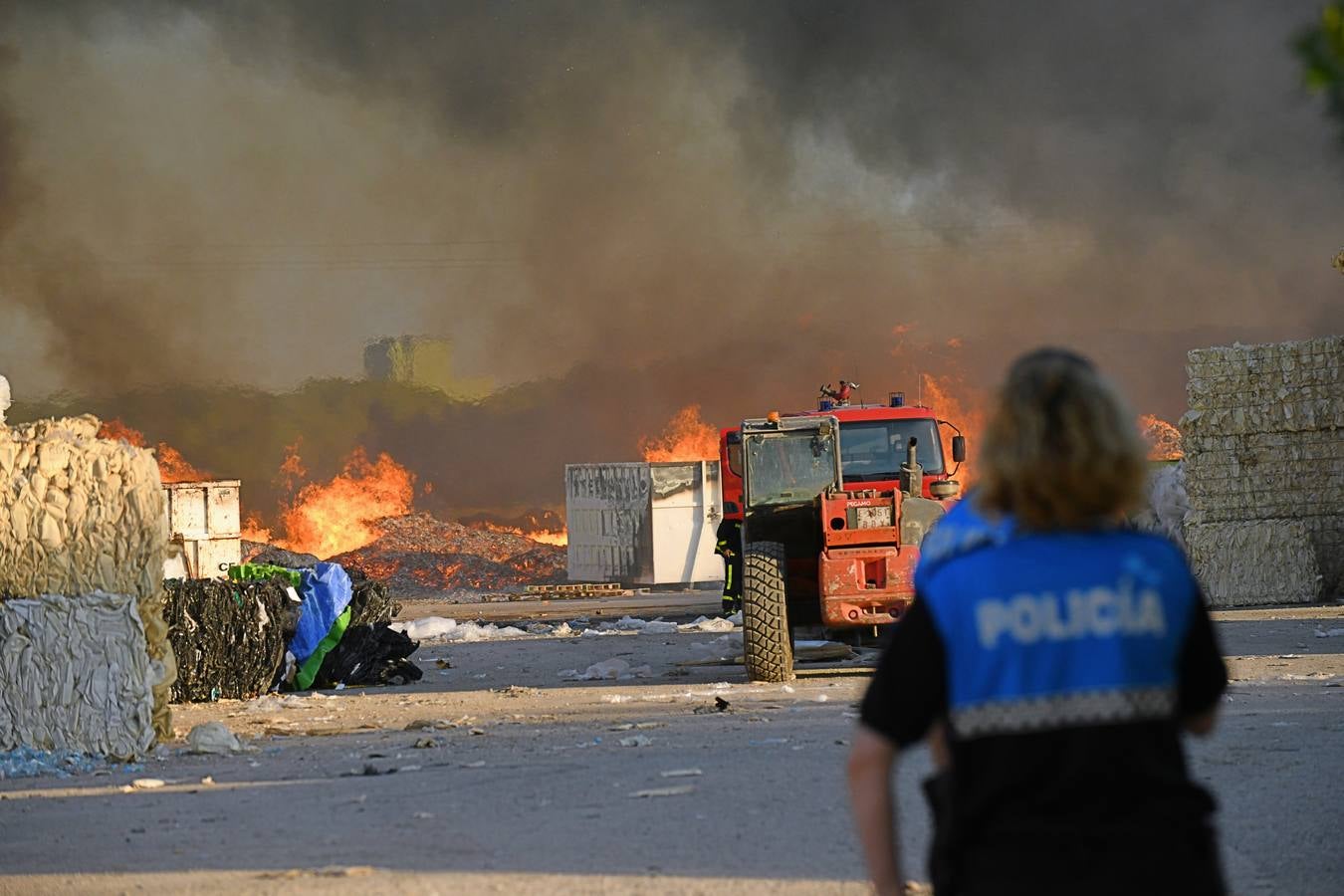 Incendio en una empresa de reciclaje de Aldeamayor de San Martín