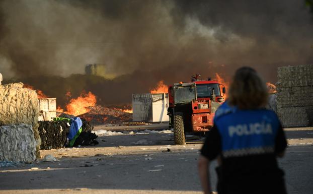 El fuego devoró 850 toneladas de cartón y plásticos en Aldeamayor