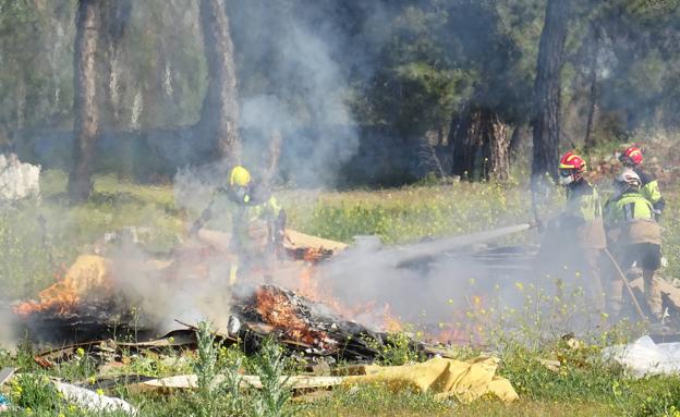 El incendio de una pila de maderas y colchones genera una gran columna de humo en Delicias