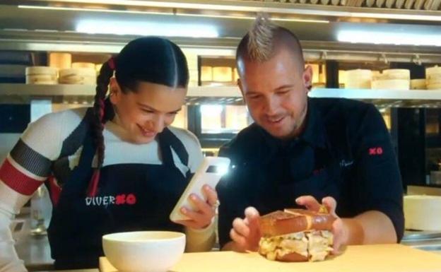 Rosalía y David Muñoz se meten juntos en los fogones