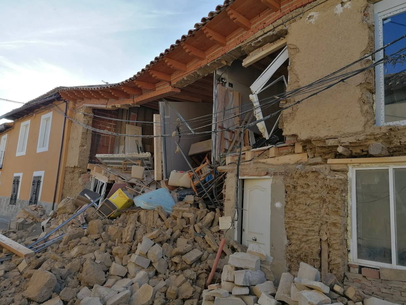 La fachada de una casa de Castroponce se viene abajo