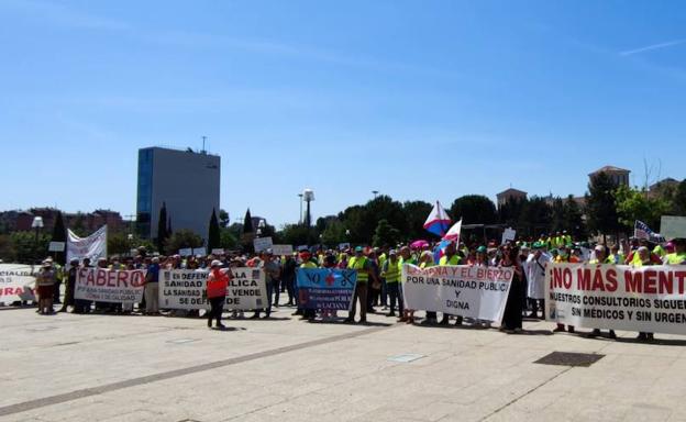 Protesta de El Bierzo y Laciana en Valladolid para alertar de «una sanidad en riesgo»