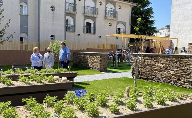 La residencia de mayores de Guijuelo estrena su propio jardín