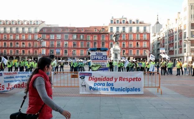 Policías locales protestan contra el alcalde de Valladolid en la Plaza Mayor