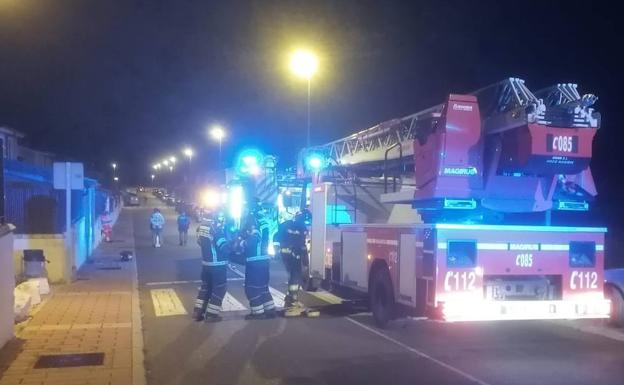 Un incendio calcina la cocina de una casa de Fuensaldaña
