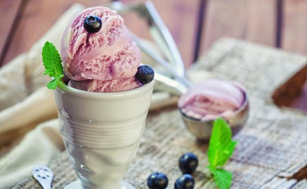 Helado casero de queso y arándanos