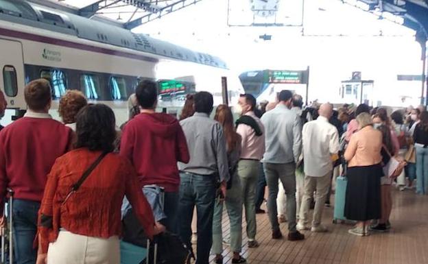 Retrasos de más de dos horas en el AVE Valladolid-Madrid por una avería en la línea