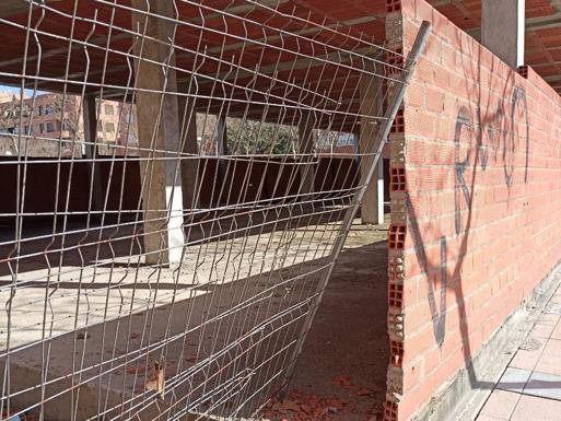 Los vecinos de El Zurguén exigen una solución para el edificio abandonado hace más de 10 años