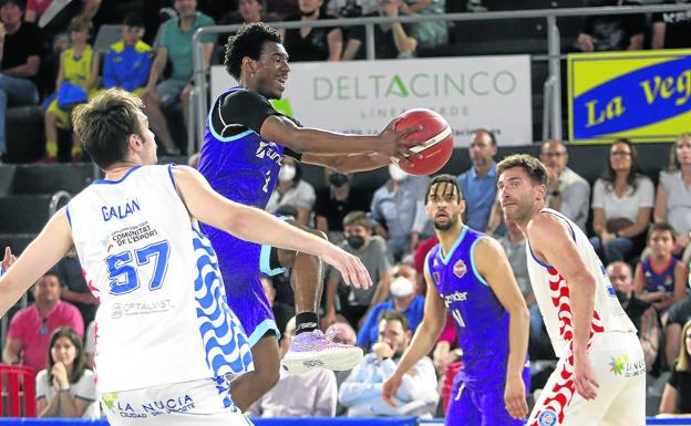 El Palencia Baloncesto deja escapar la victoria al final del choque