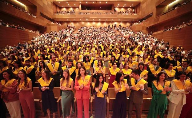 Valladolid gradúa a la primera promoción de médicos postcovid