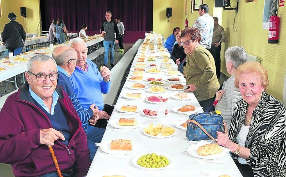 Cuatrocientas personas disfrutan de la 'Gran Isidrada' en Villaviudas