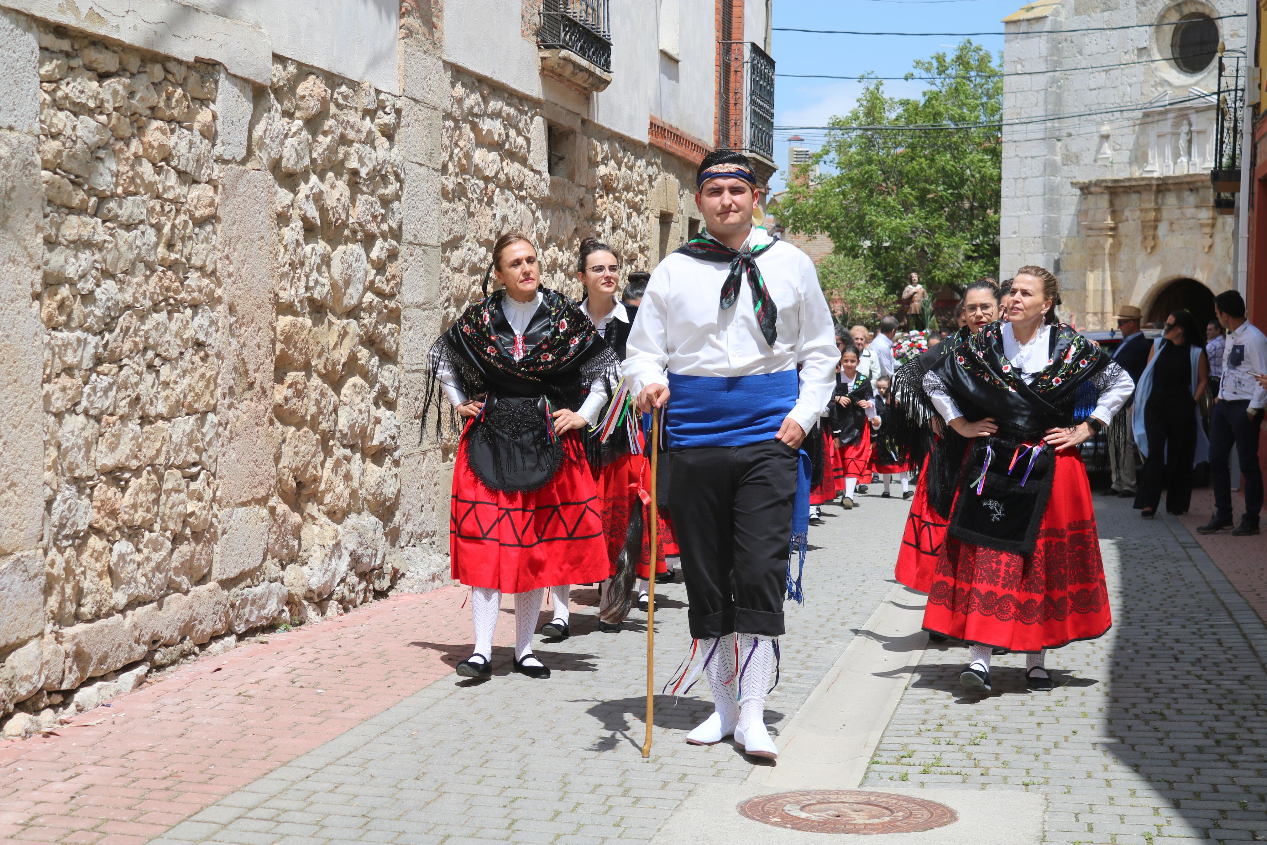 Villaviudas danza a San Isidro Labrador