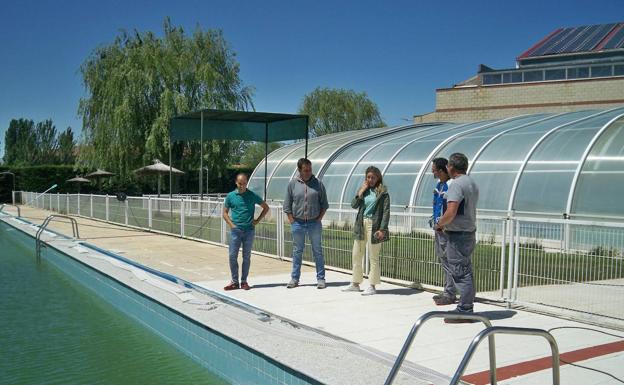 El Ayuntamiento de Santa Marta pone a punto la piscina municipal con la vista puesta en el verano