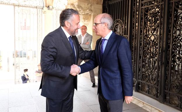 Carlos Pollán abre las puertas de las Cortes a la provincia de Salamanca en su primera visita institucional