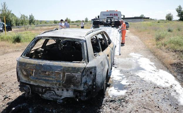 Un incendio calcina un coche en Arcas Reales