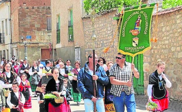 La tradición de la hoguera y la ofrenda de los productos de campo, en Torquemada