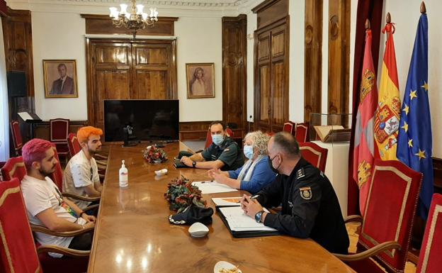 La subdelegada del Gobierno se reúne con el colectivo 'Iguales' por el Día contra la homofobia, la transfobia y la bifobia