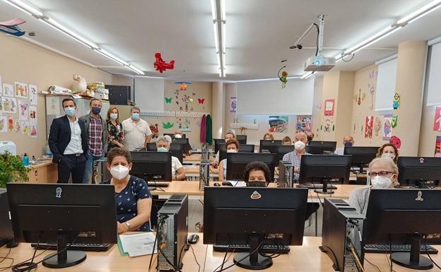 'Me atrevo con la tecnología' enseña a los mayores de Carbajosa a manejar los cajeros automáticos