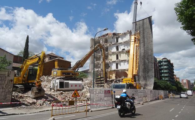 El derribo de las Oblatas prolonga el corte de dos carriles de la Rondilla de San Teresa hasta el viernes